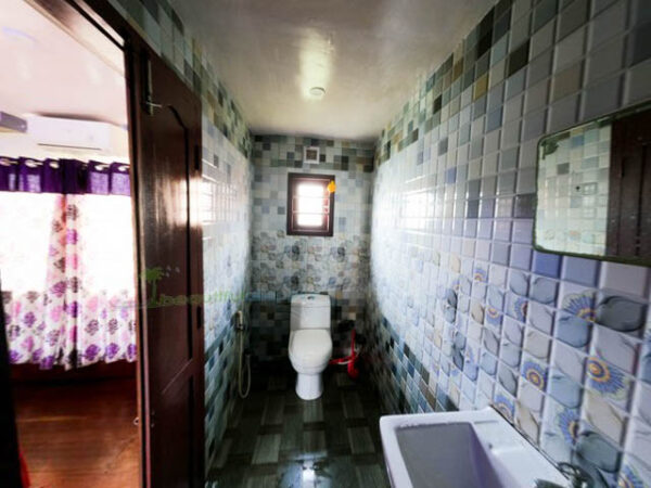 houseboat-attached-bathroom