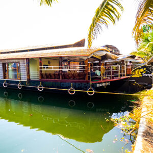 one-bedroom-houseboat