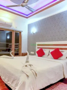 Queens (BNU01) – Premium 1-Bedroom Private Houseboat with Upper Deck