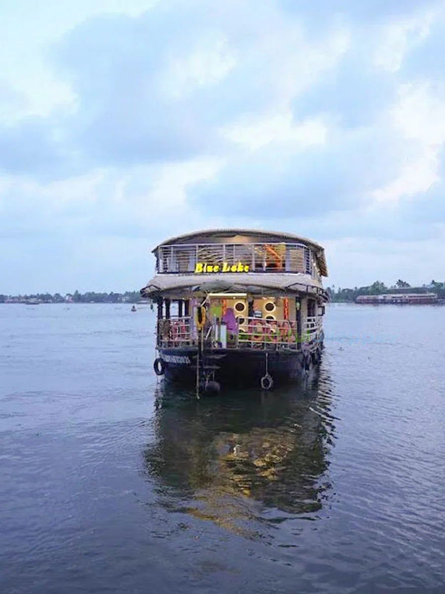 5 Bedroom premium houseboat in alleppey