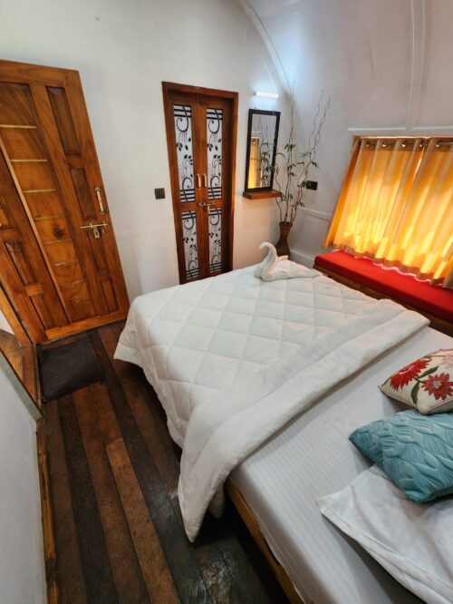 bedroom in deluxe alleppey houseboat