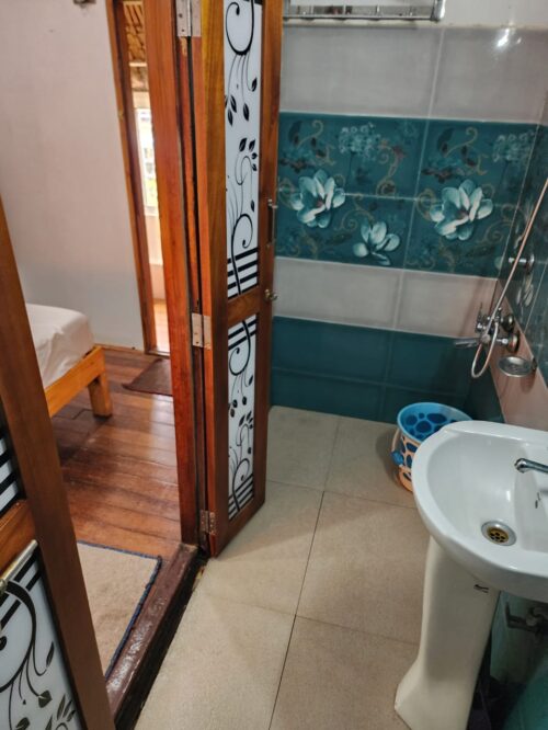 bathroom in alleppey houseboat