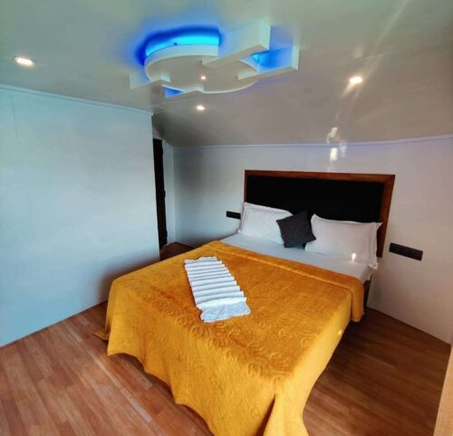 3 bedroom houseboat