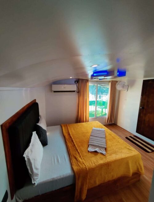 3 bedroom ac houseboat