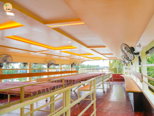 3 bedroom premium houseboat with upper deck dining area