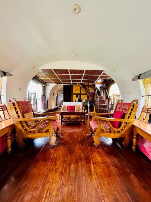 Deluxe traditional houseboat in alleppey