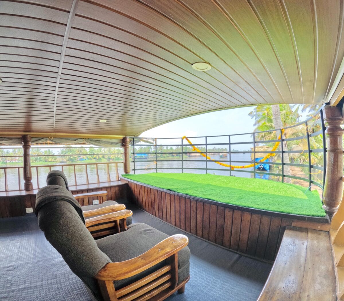 upper deck deluxe houseboat alleppey