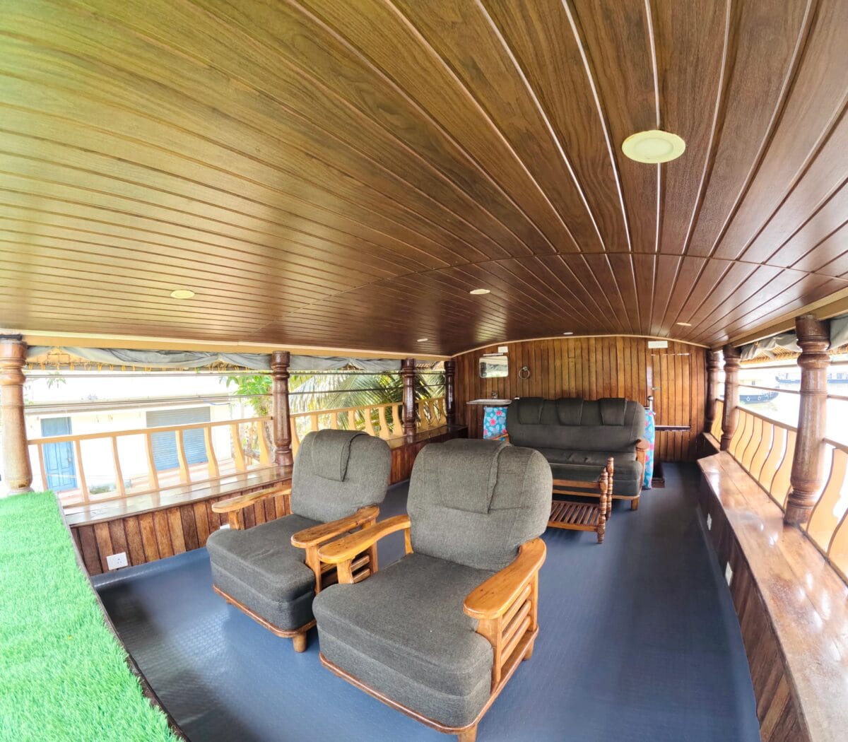 houseboat in alleppey with upper deck