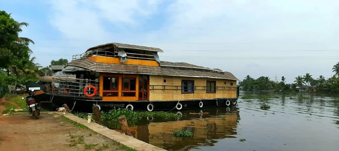 2 bedroom boathouse with upper deck