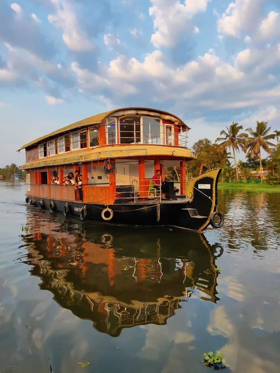 3 bedroom upper deck houseboat