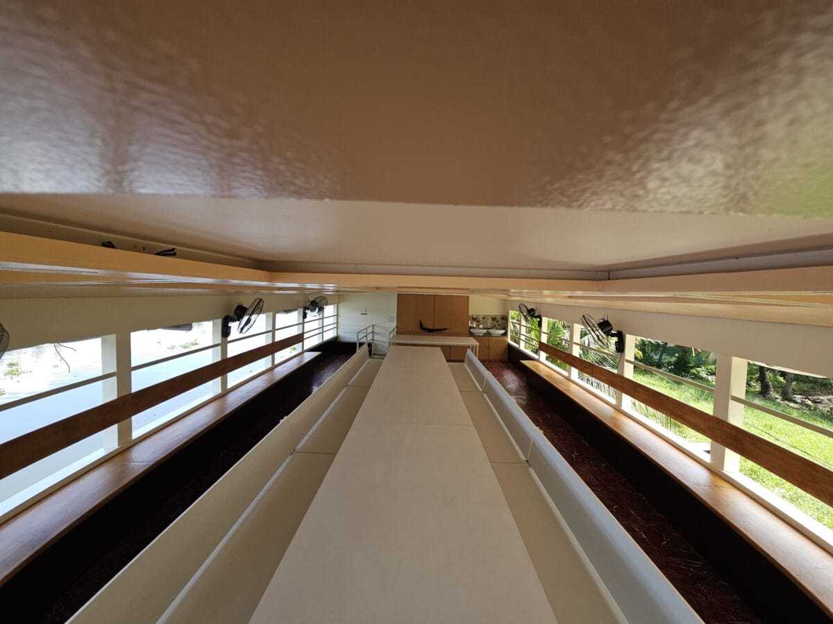 3 bedroom upper deck houseboat