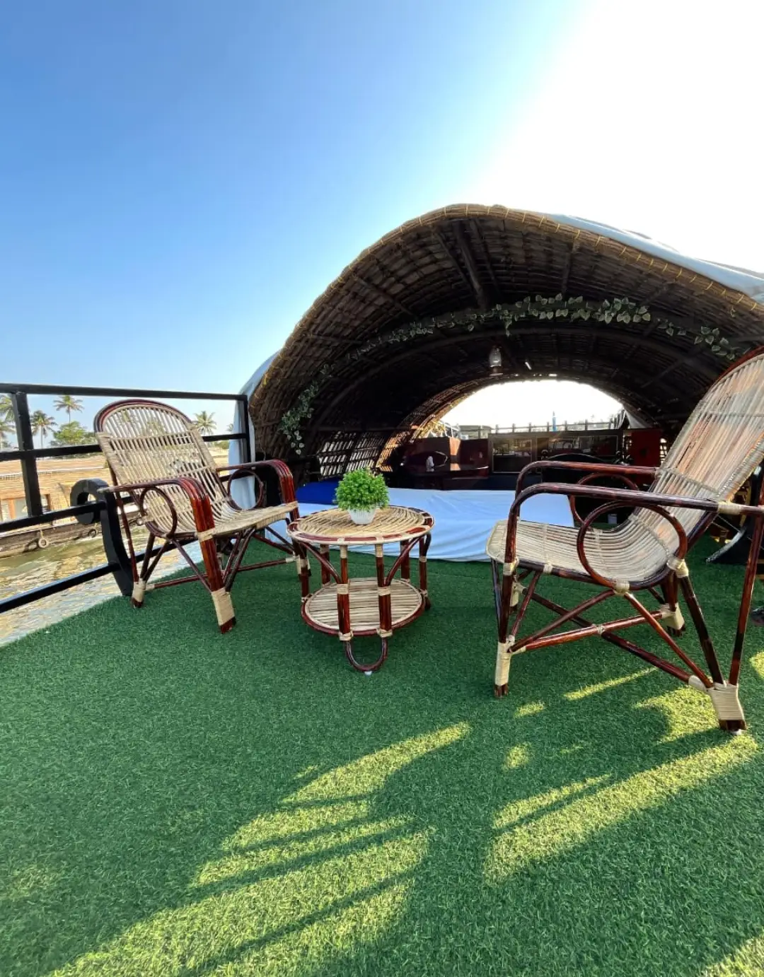 traditional houseboat in alleppey upper deck-01 1 bedroom deluxe traditional houseboat with upper deck in alleppey