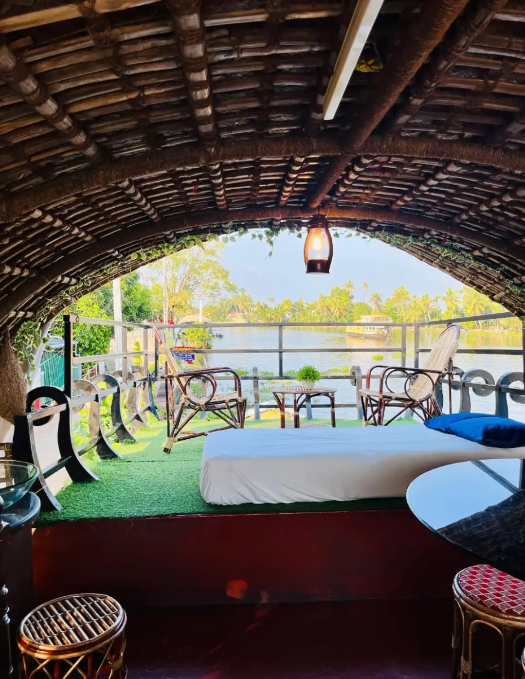 traditional houseboat in alleppey upper deck-02 open upper deck area in a 1 bedroom deluze traditional houseboat kerala