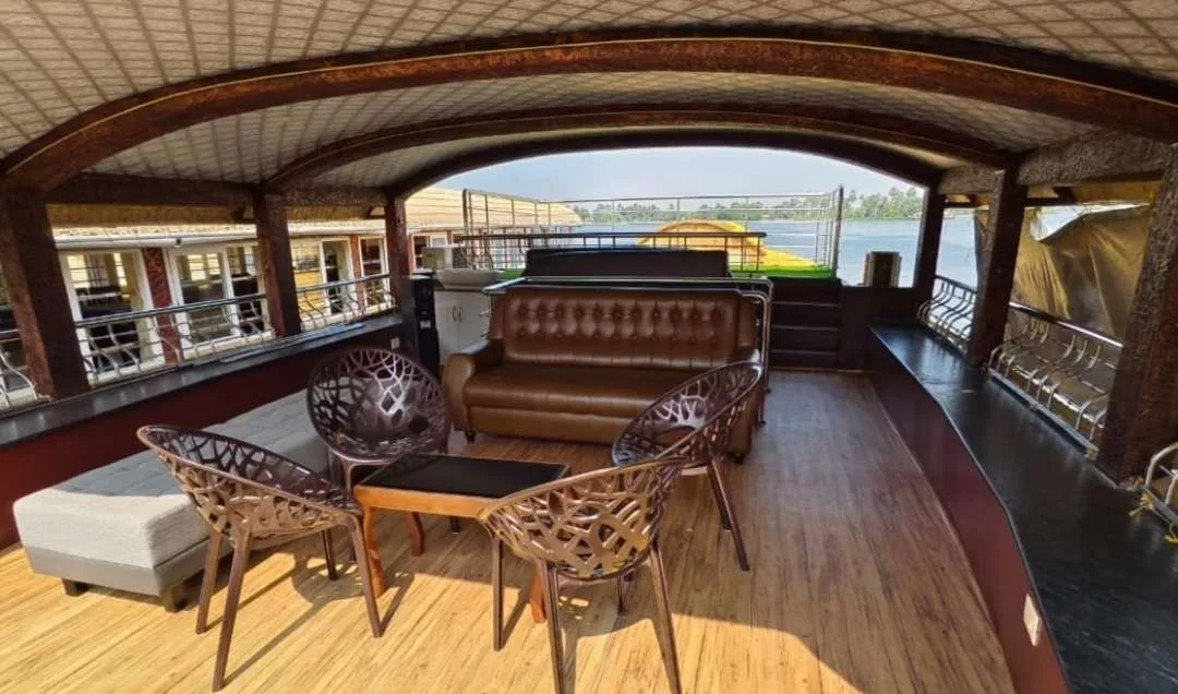 Upper Deck 3 Bedroom upper deck houseboat