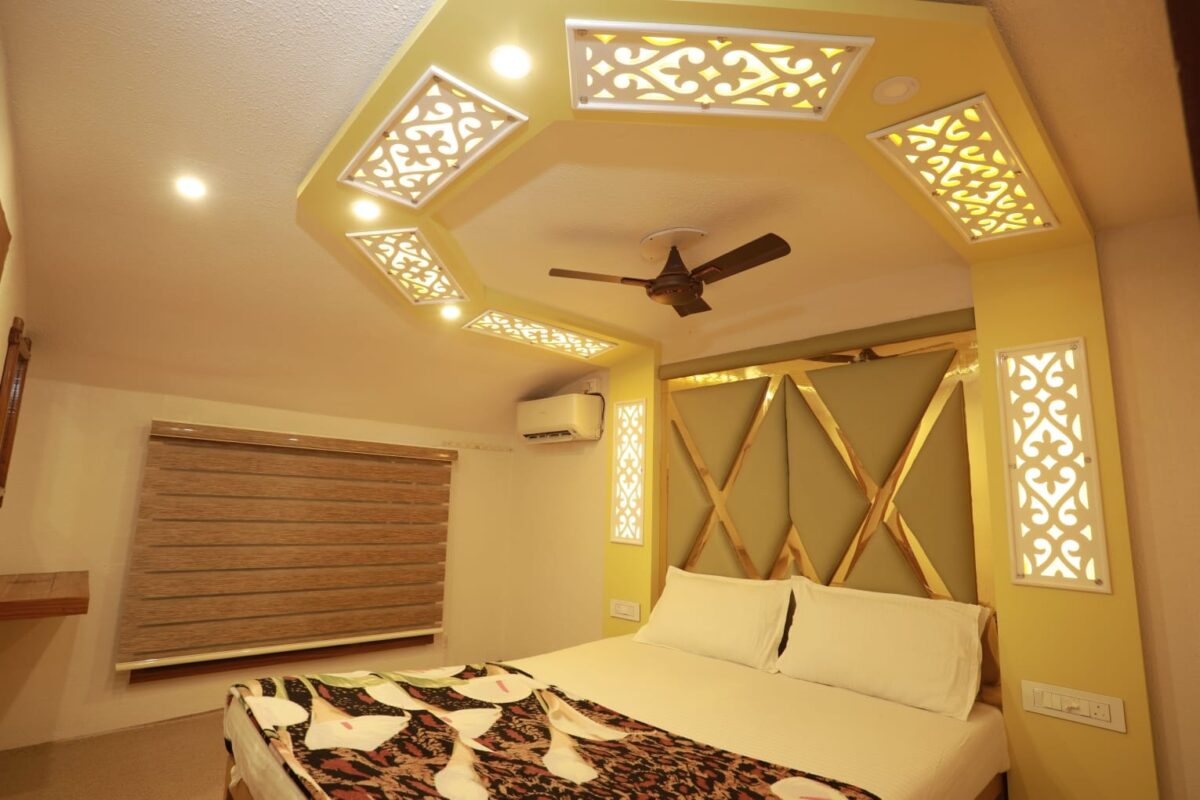 Five bedroom houseboat