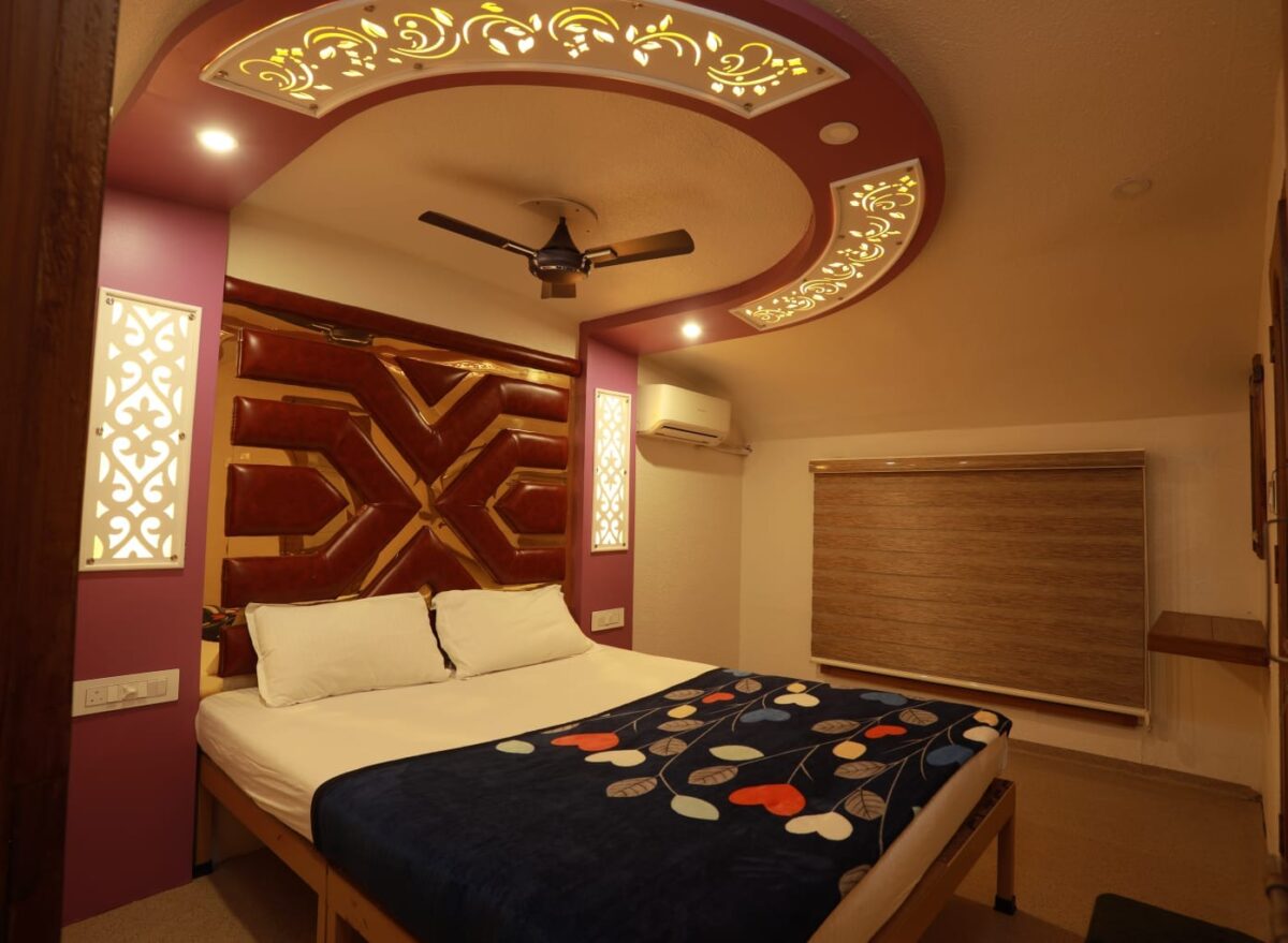houseboat with 5 bedrooms