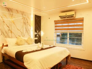 6 bedroom ac houseboat