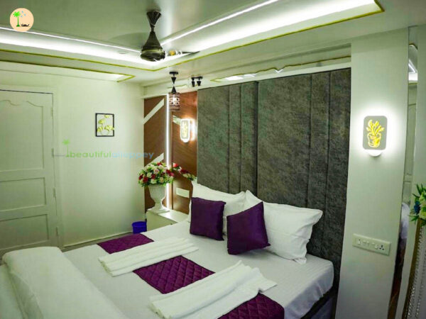 Alleppey Houseboat Five Bedroom Premium