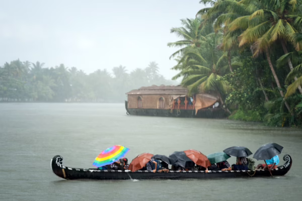 monsoon in alleppey backwater Monsoon in Alleppey backwaters houseboats