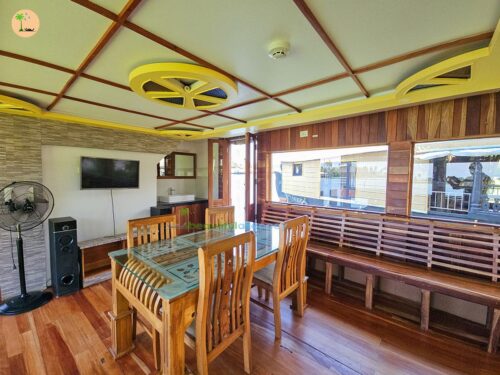 1 bedroom houseboat ac dining