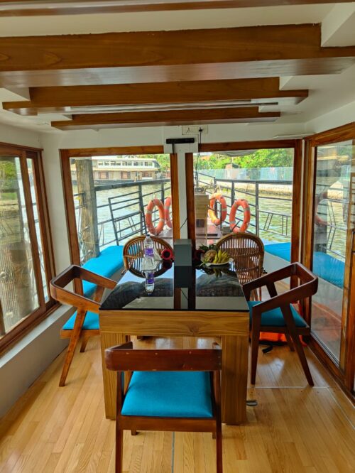 1 bedroom premium houseboat dining