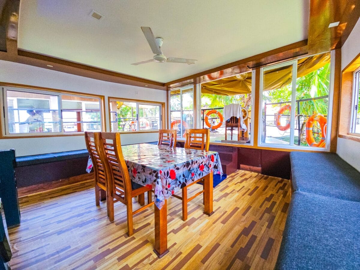 dining with ac 2 bedroom houseboat