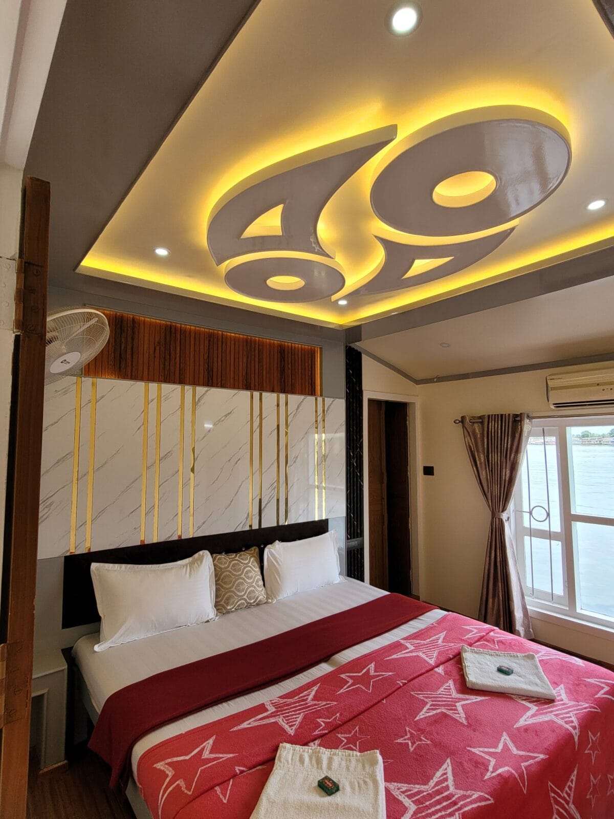3 bedroom ac houseboat