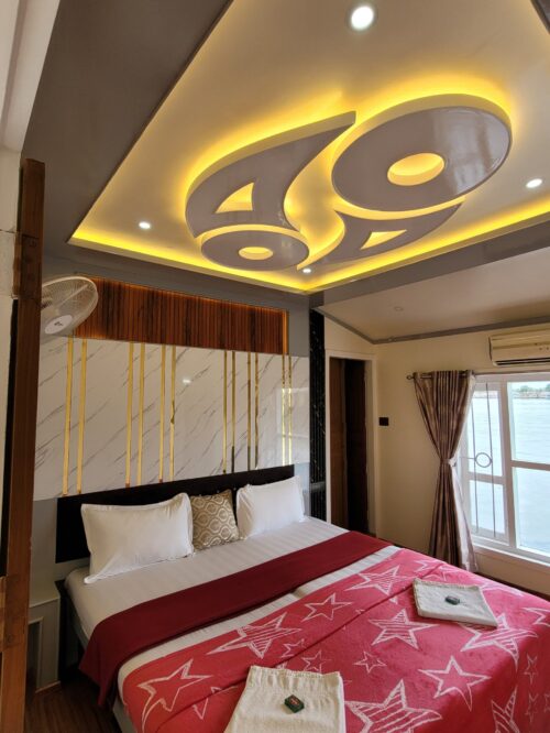 3 bedroom ac houseboat