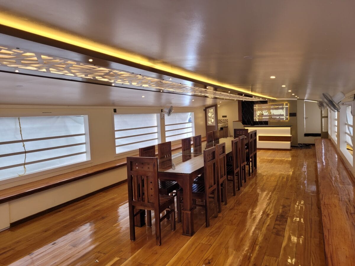upper deck 2 bedroom houseboat