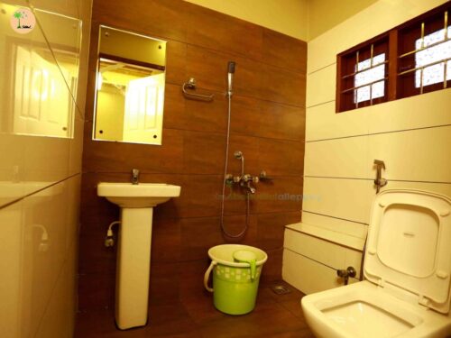 washroom in alleppey houseboat