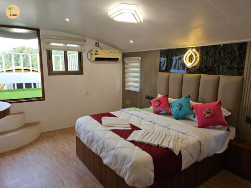 bedroom in alleppey houseboat