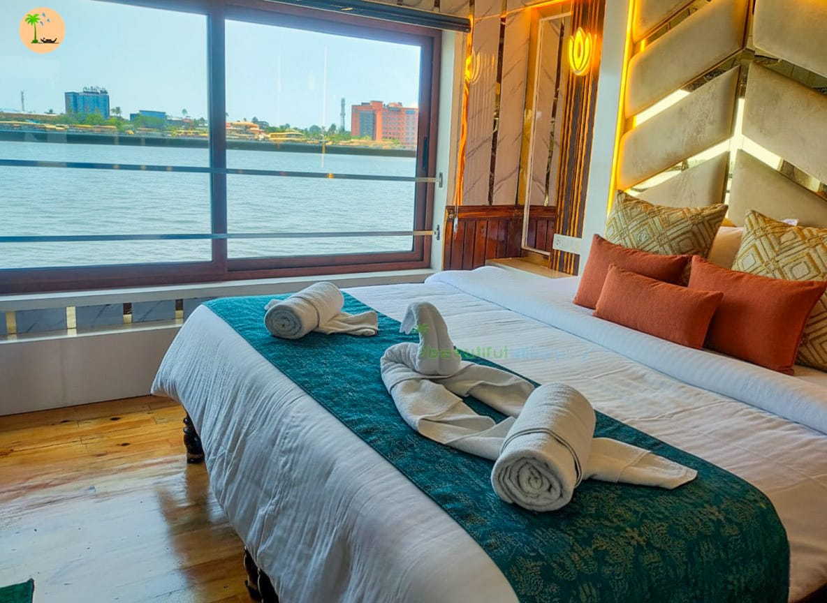 Bedroom - Benz (1) premium 1 bedroom houseboat for couples in alleppey