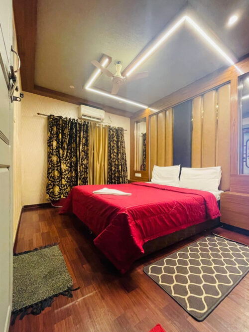 3 bedroom houseboat