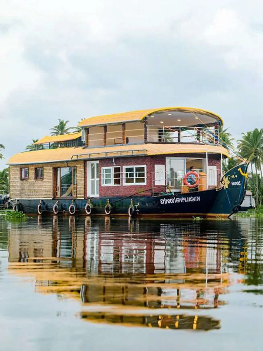 1 bedroom houseboat for honeymoon couples or a small family of 3 person