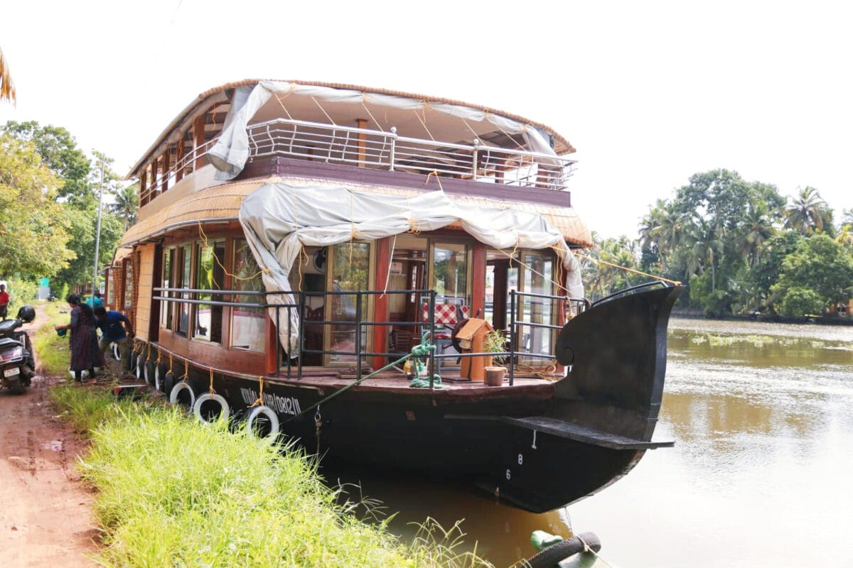 2 Bedroom houseboat with upper deck alleppey