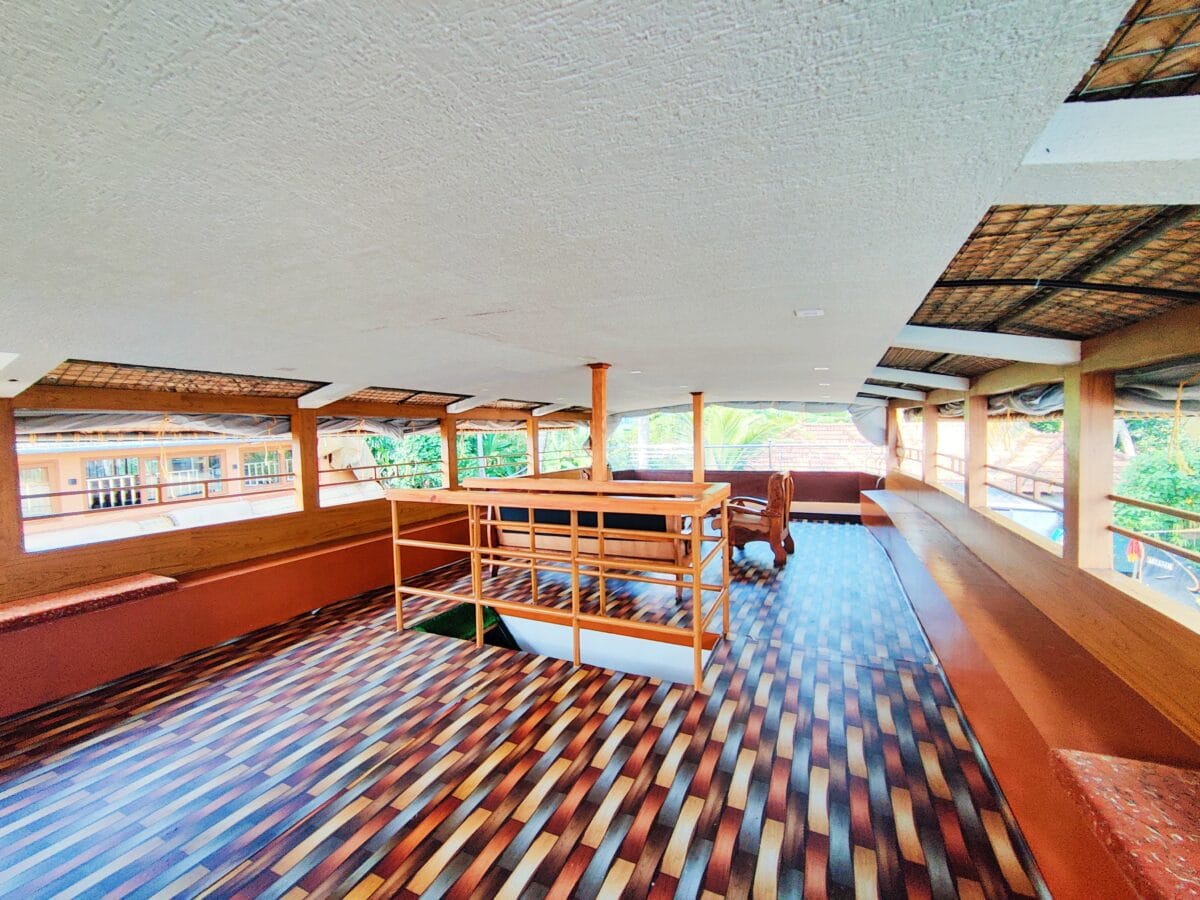 deluxe houseboat upper deck