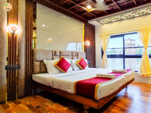 bedroom in kerala houseboat