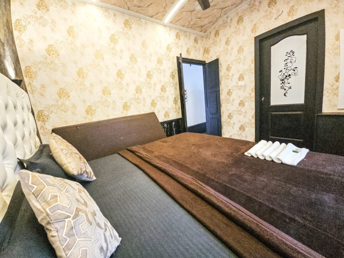 deluxe houseboat alleppey