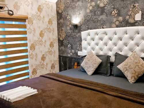 deluxe bedroom houseboat alleppey