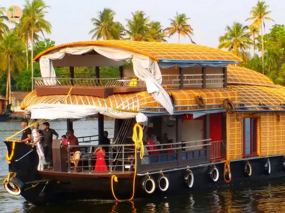 one bedroom deluxe houseboat with upper deck