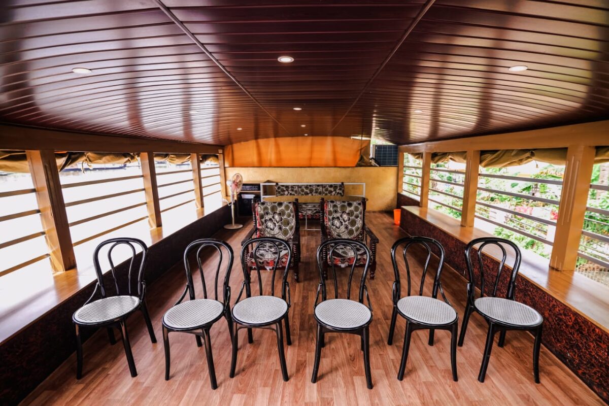upper deck 2 bedroom houseboat