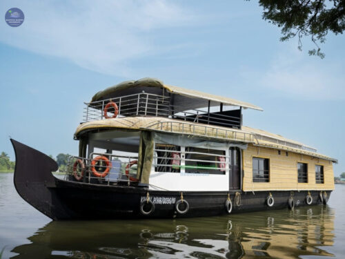 three bedroom deluxe houseboat with upper deck