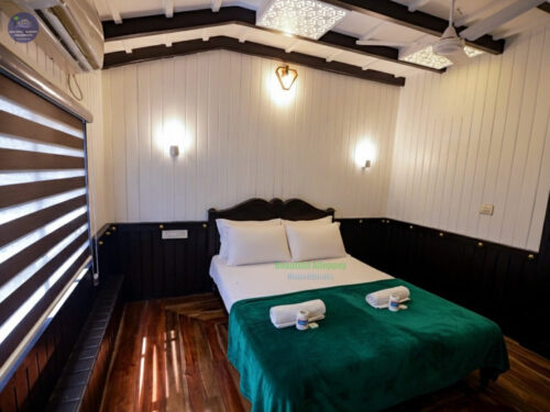 3 bedroom ac deluxe houseboat