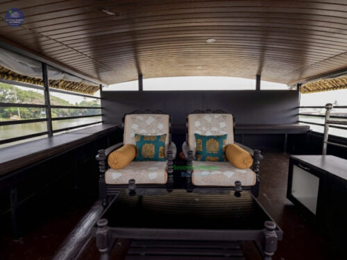 upper deck in 3 bedroom deluxe houseboat