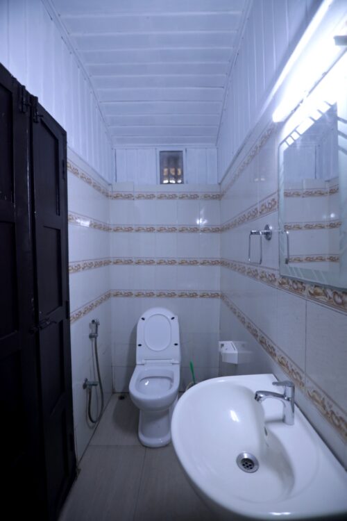 Washroom 3 bedroom houseboatr alleppey