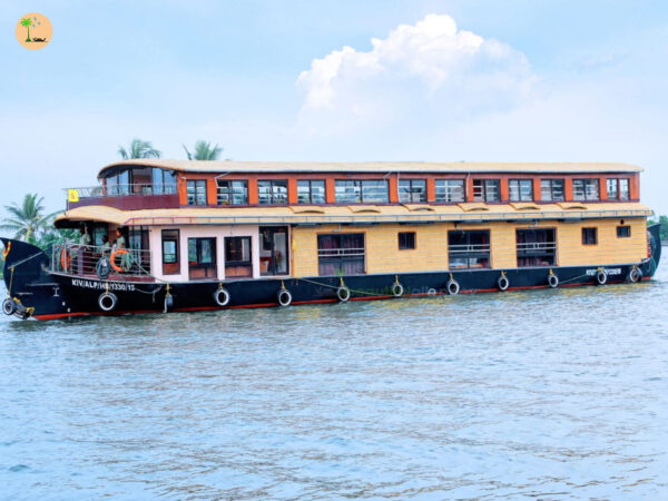 Difference Between Sharing and Private Houseboat in Alleppey – Pros & Cons Explained Difference Between Sharing and Private Houseboat in Alleppey – Pros & Cons Explained