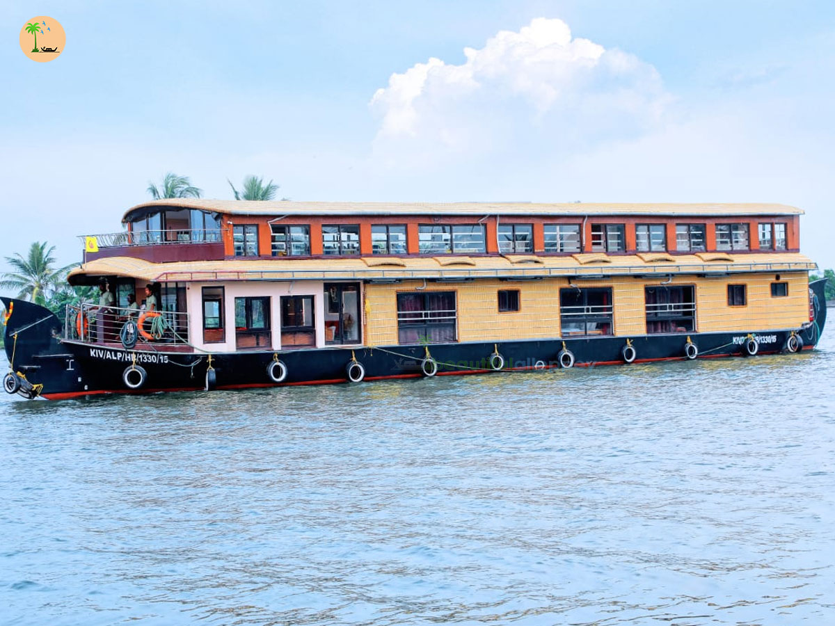 Difference Between Sharing and Private Houseboat in Alleppey – Pros & Cons Explained