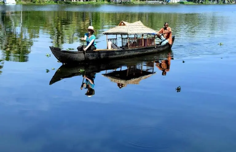 Canoe and Shikara Rides in Alleppey