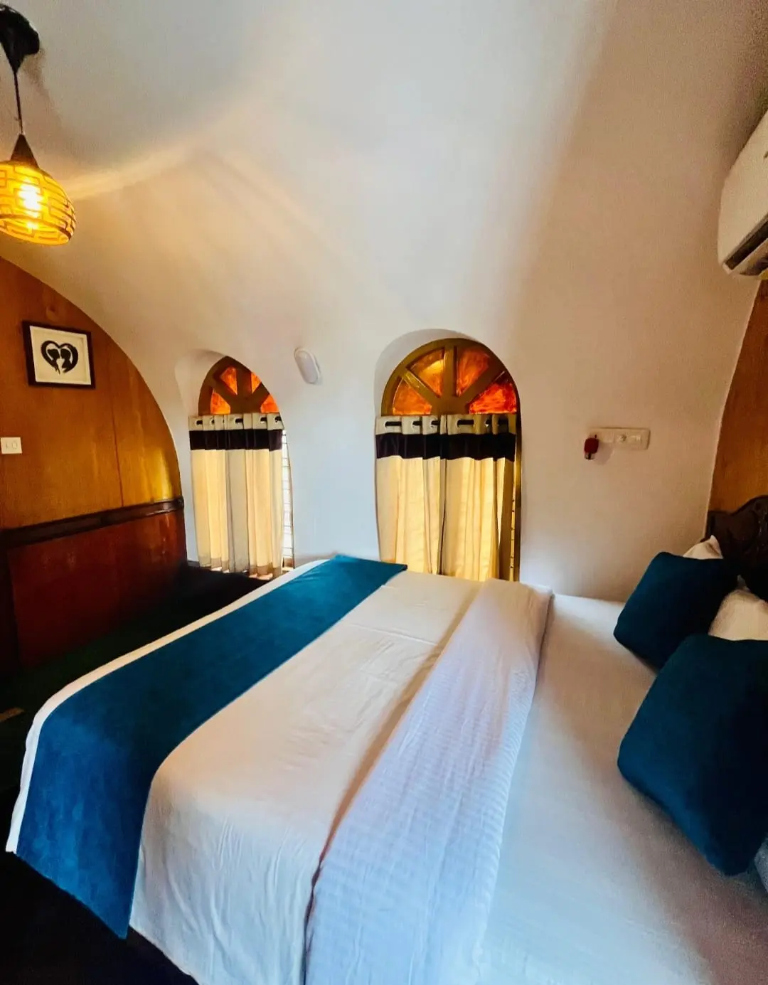 Traditional houseboat in alleppey 1 Bedroom (1) deluxe tradition style houseboat alleppey