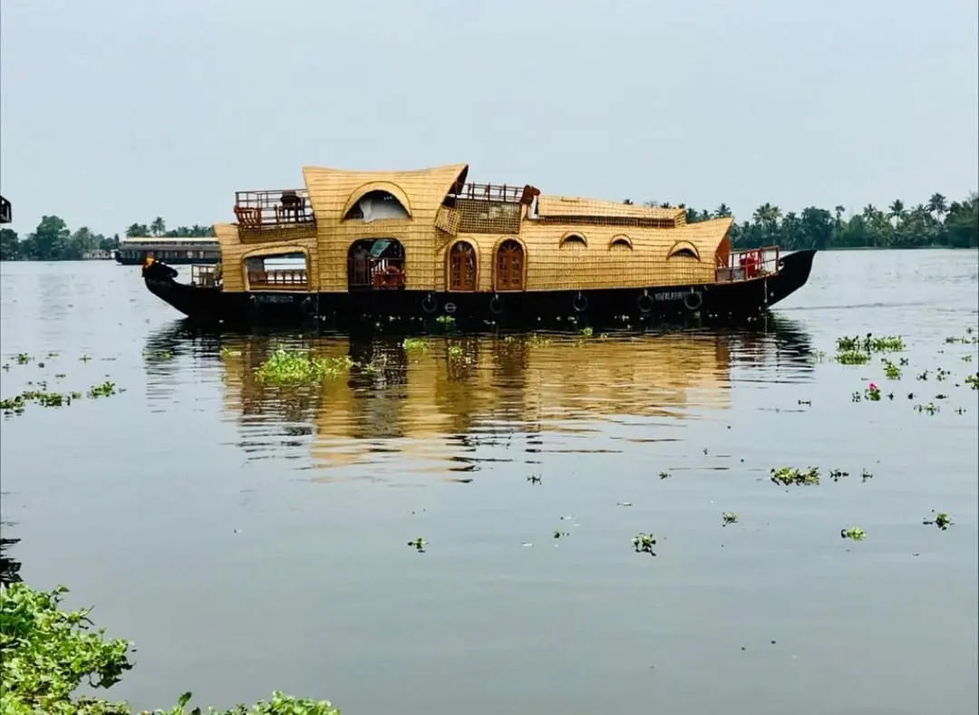 Traditional houseboat in alleppey 1 Bedroom (3) deluxe traditional houseboat in alleppey book online
